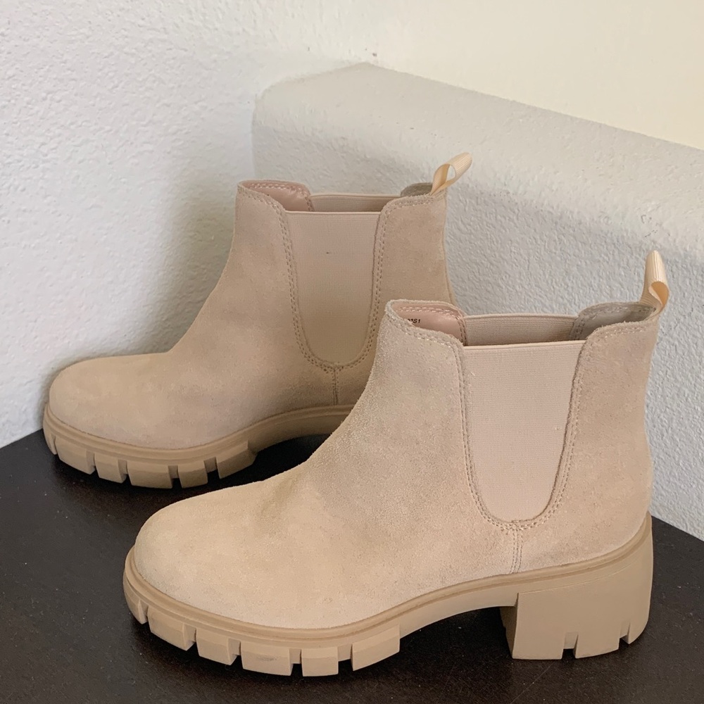 Steve Madden Lug Sole Beige/ Cream Chelsea Suede Ankle Boots. - Picture 2 of 8